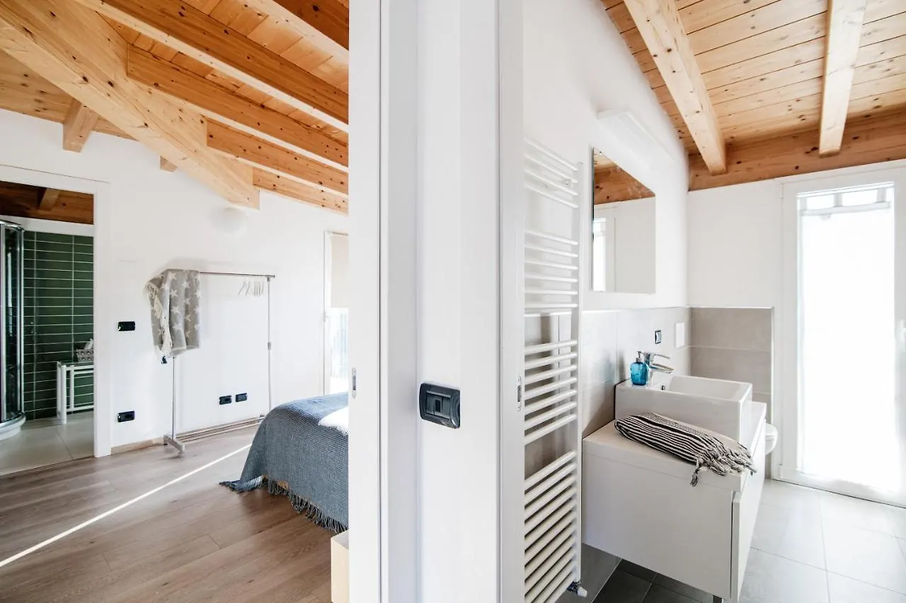 Apartment White Attic - By Myhomeincomo Camnago Volta
