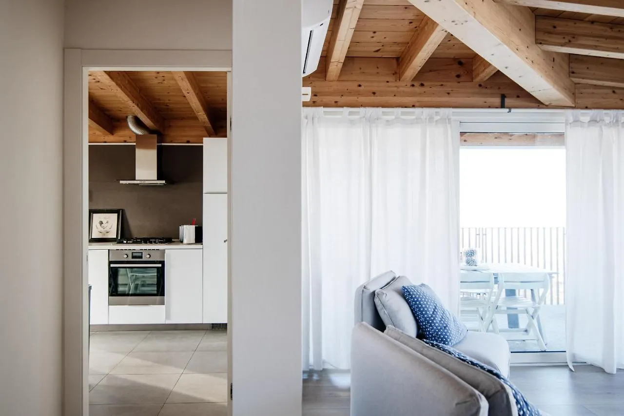 Apartment White Attic - By Myhomeincomo Camnago Volta Italy