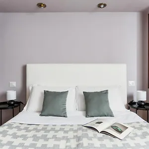 The Rent - Spacious One-bedroom In Moscova District Milan