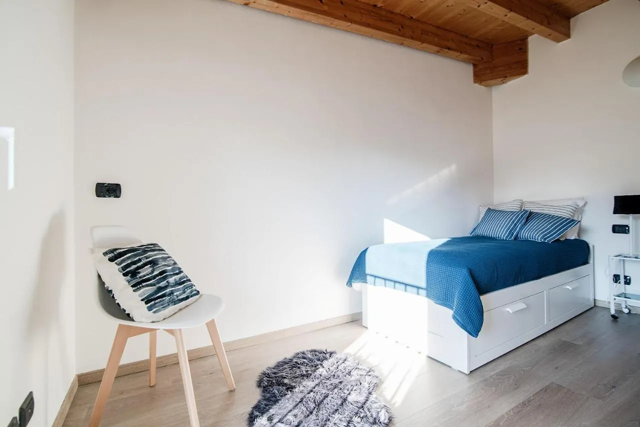 White Attic - By Myhomeincomo Camnago Volta Appartement