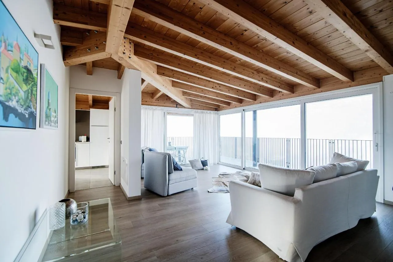 White Attic - By Myhomeincomo Camnago Volta