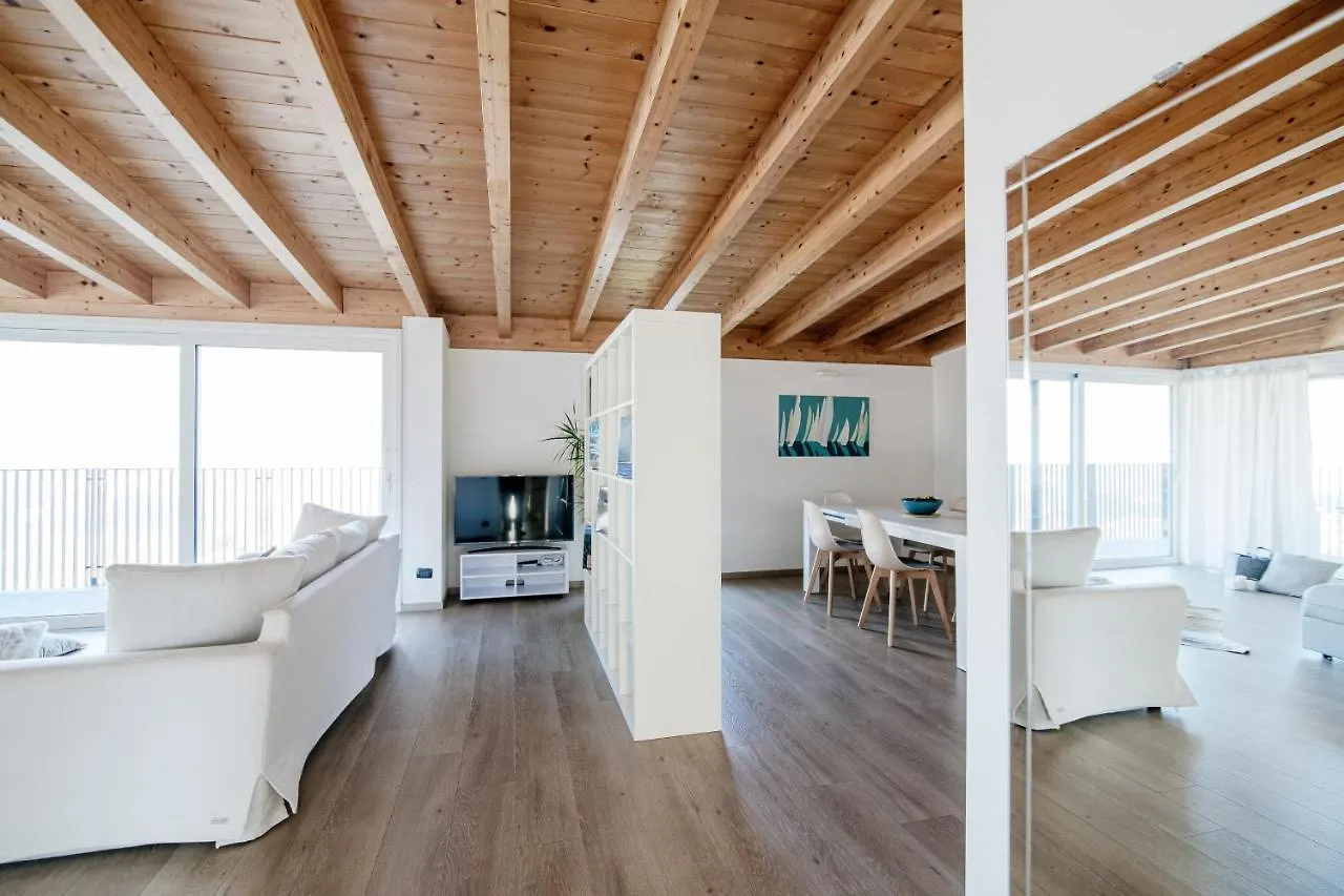 White Attic - By Myhomeincomo Camnago Volta Apartment