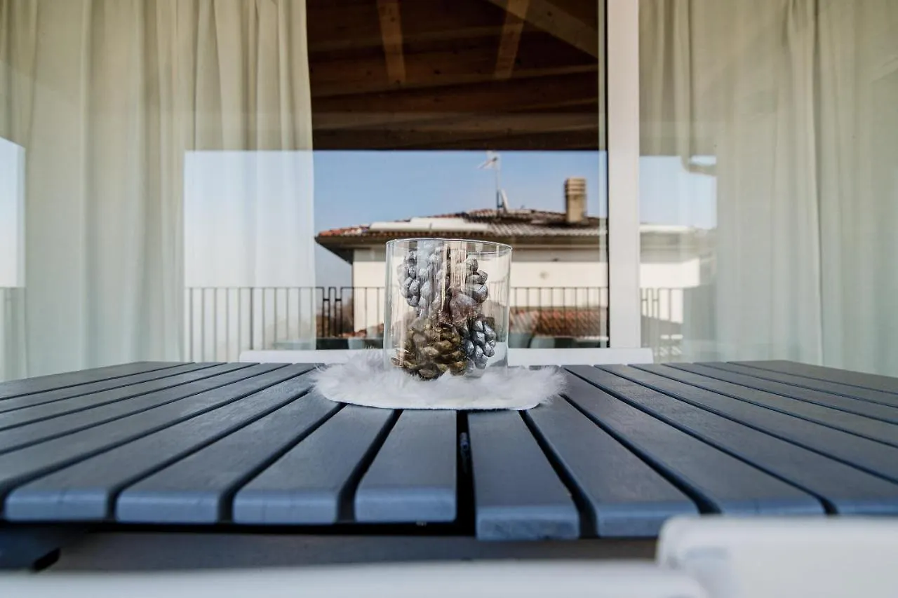 Apartment White Attic - By Myhomeincomo Camnago Volta