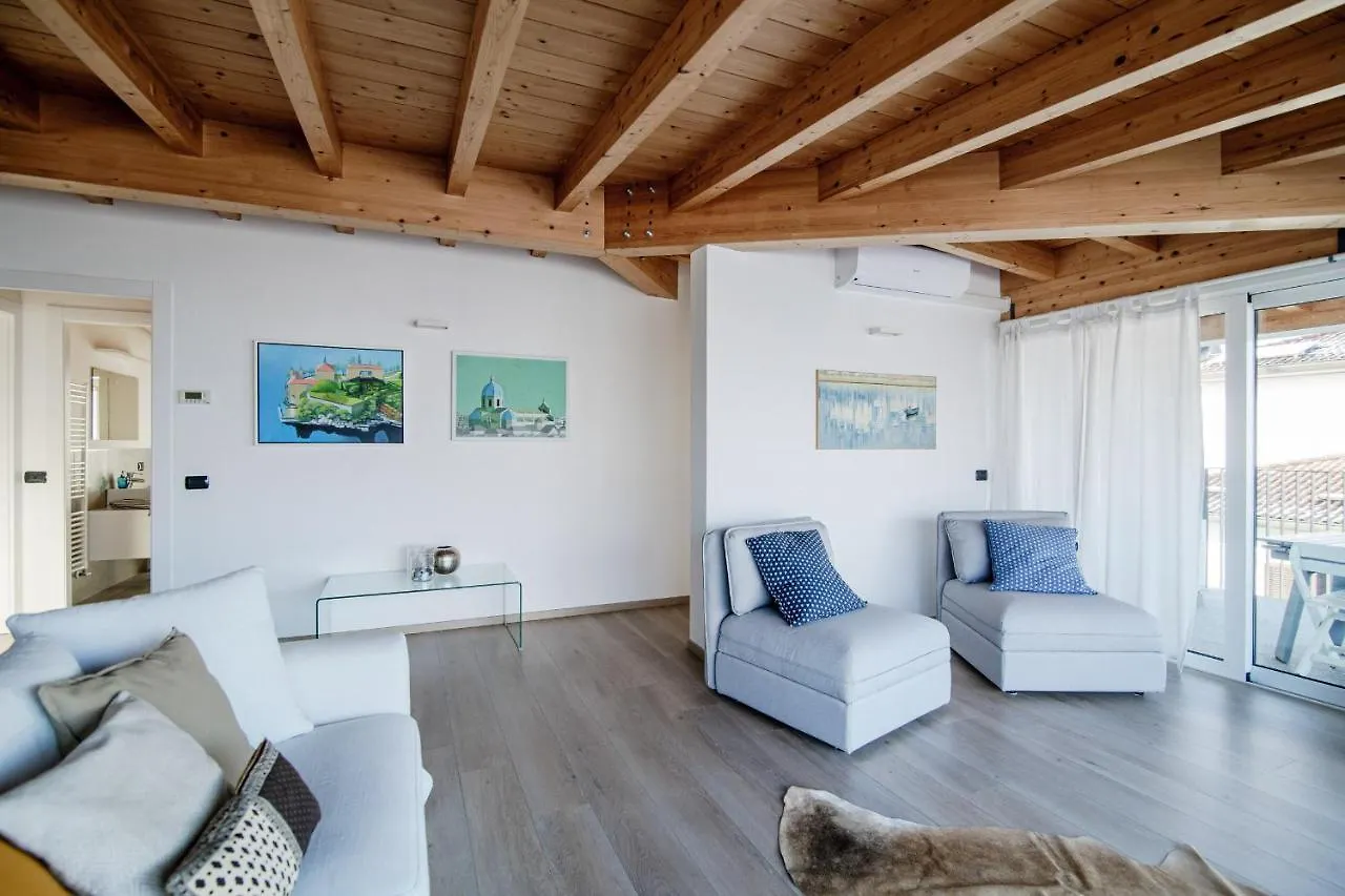 Apartment White Attic - By Myhomeincomo Camnago Volta