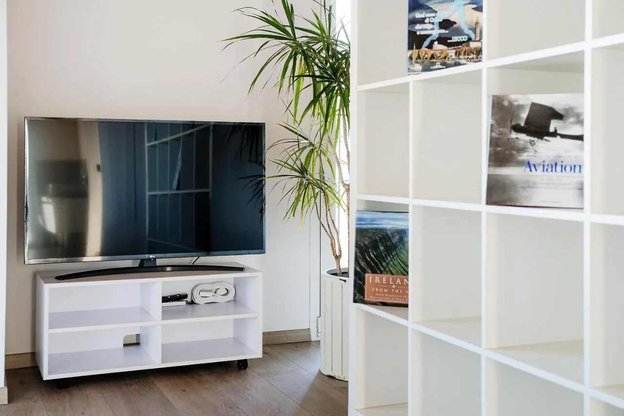 White Attic - By Myhomeincomo Camnago Volta 0*,  Italy