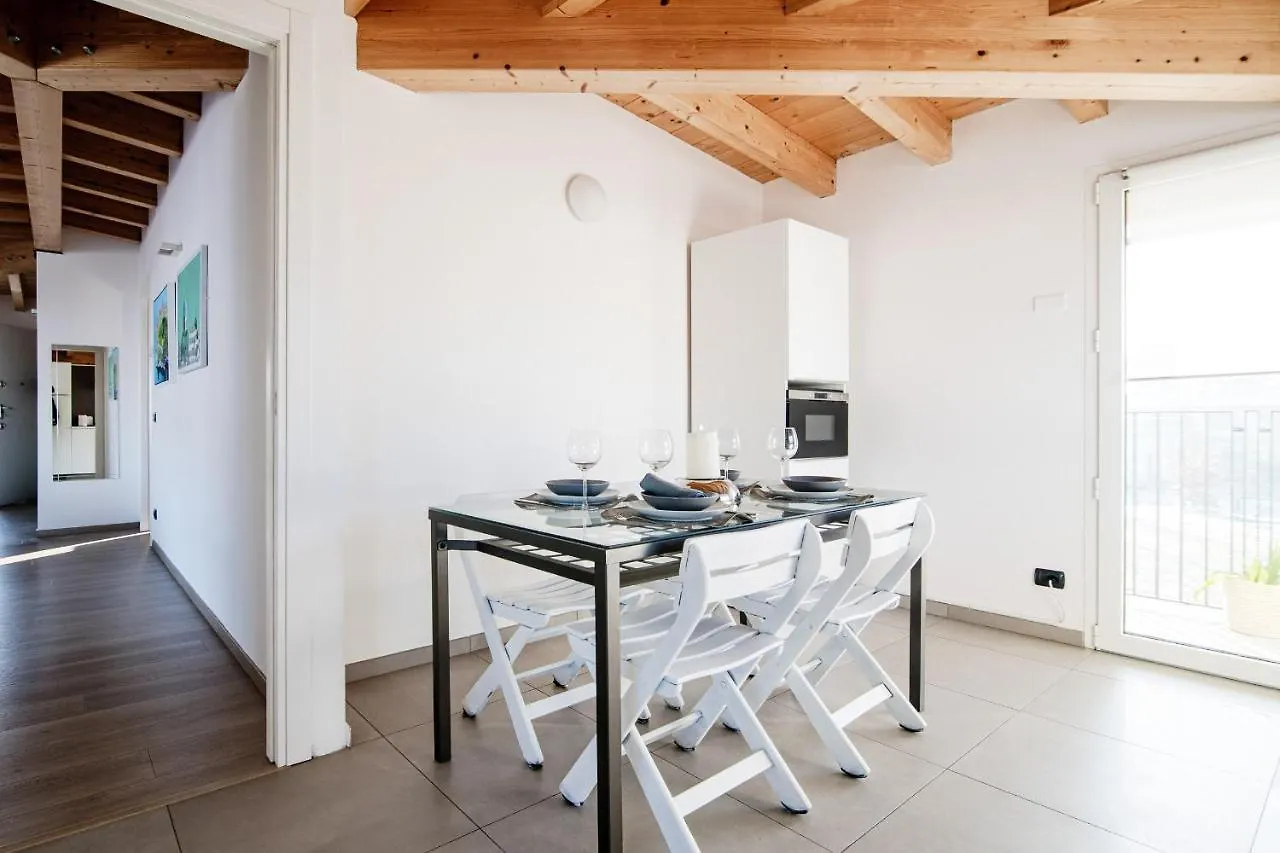 White Attic - By Myhomeincomo Camnago Volta Apartment