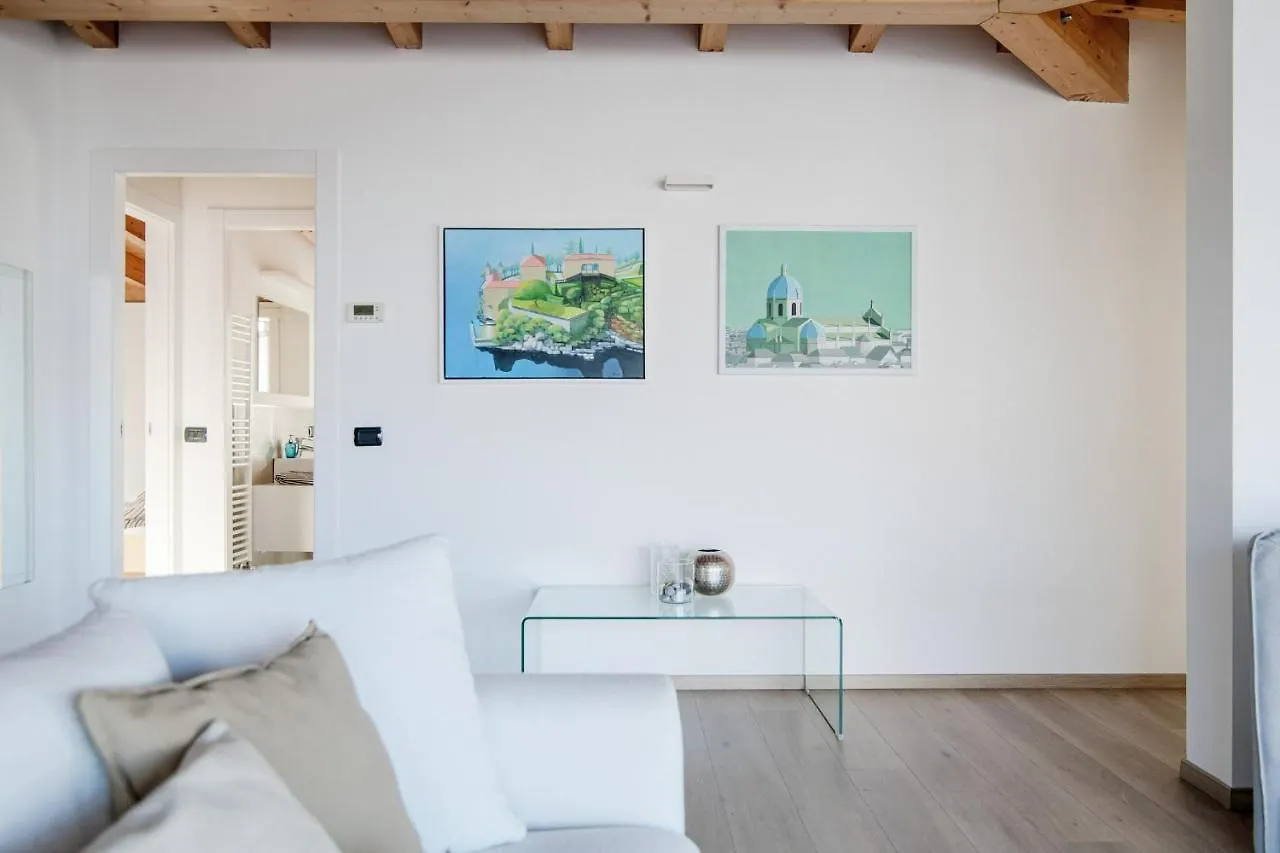 White Attic - By Myhomeincomo Camnago Volta 0*,