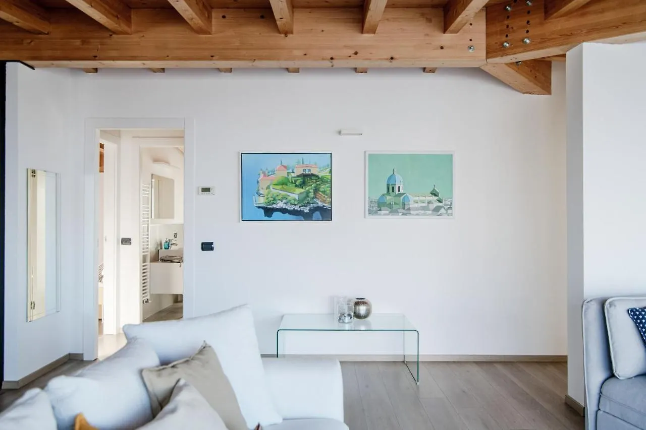 White Attic - By Myhomeincomo Camnago Volta Italy
