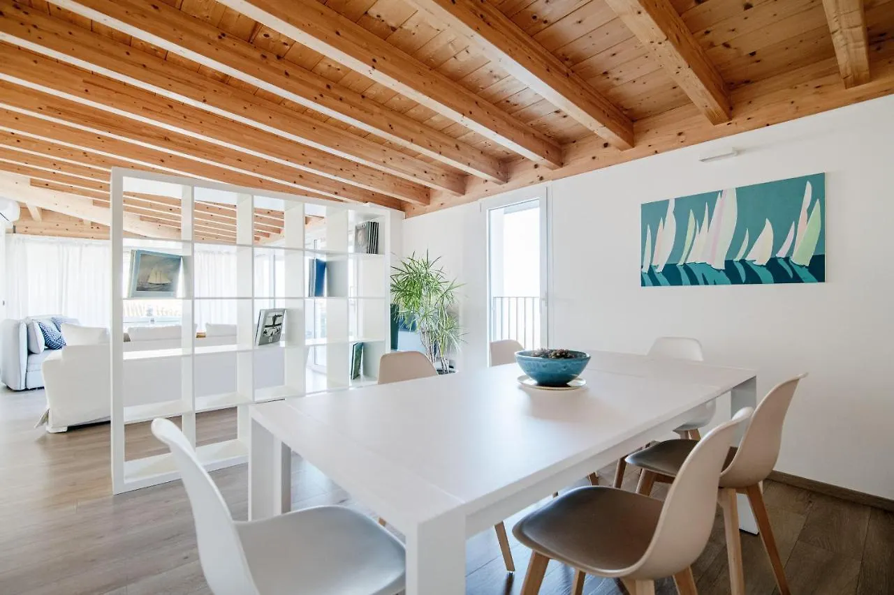 White Attic - By Myhomeincomo Camnago Volta Italy