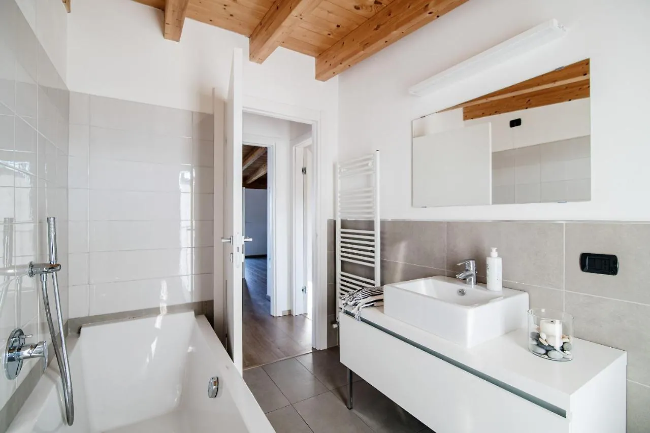 White Attic - By Myhomeincomo Camnago Volta Apartment